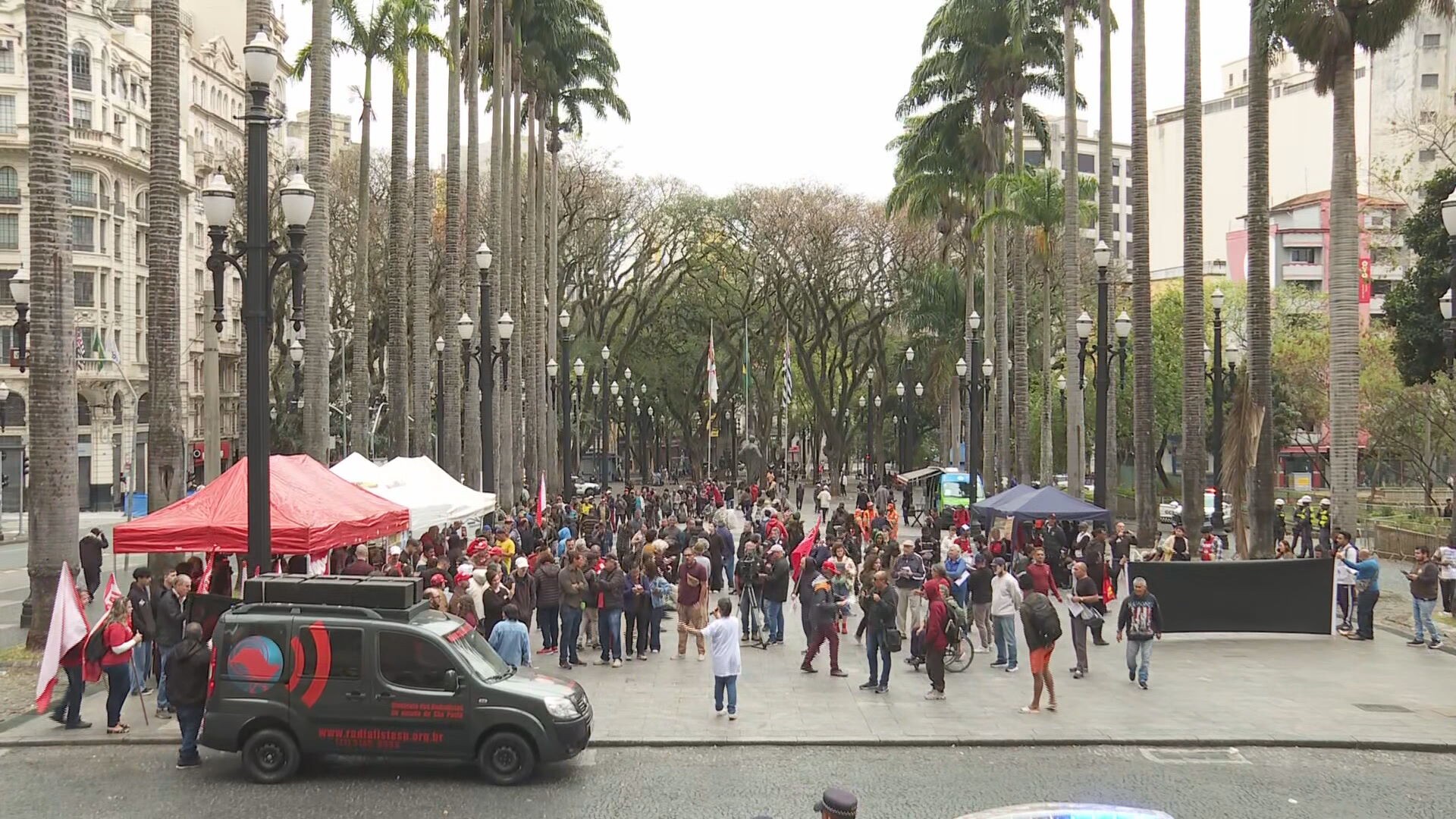 Manifestantes protestam contra fome e distribuem alimentos a moradores de rua no 'Grito dos Excluídos' da Praça da Sé, em SP