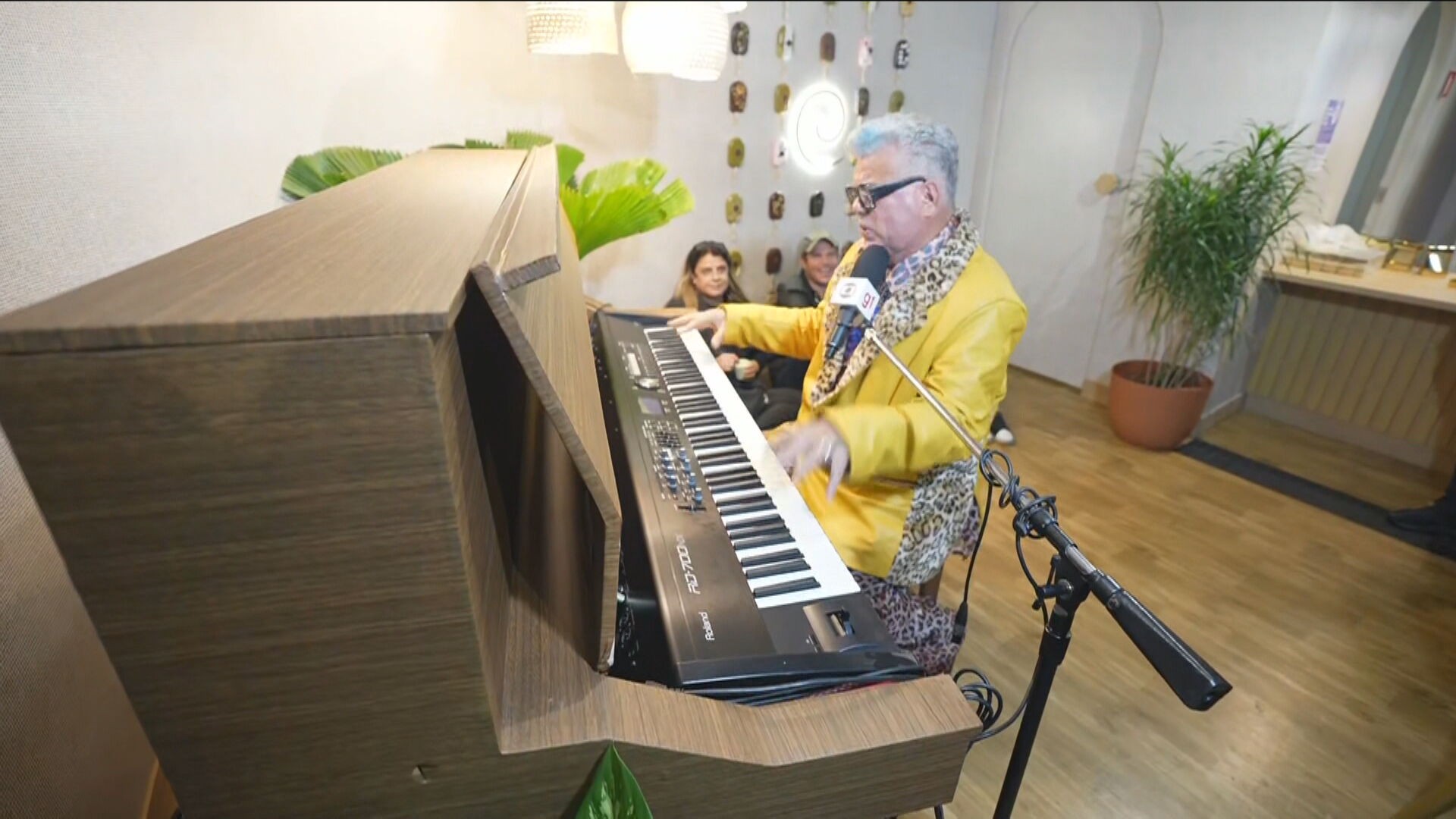 Milton John? Elton Cunha? Apresentador faz sucesso no Rock in Rio por semelhança com astro; veja vídeo