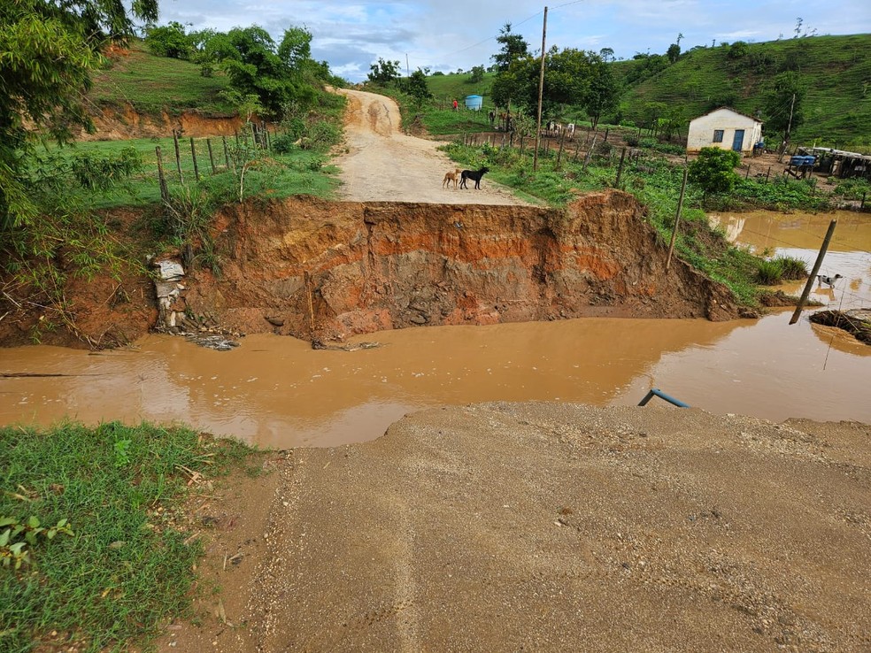 Estrada que liga São Pedro, distrito de Umburatiba, a Carlos Chagas também cedeu. — Foto: Divulgação