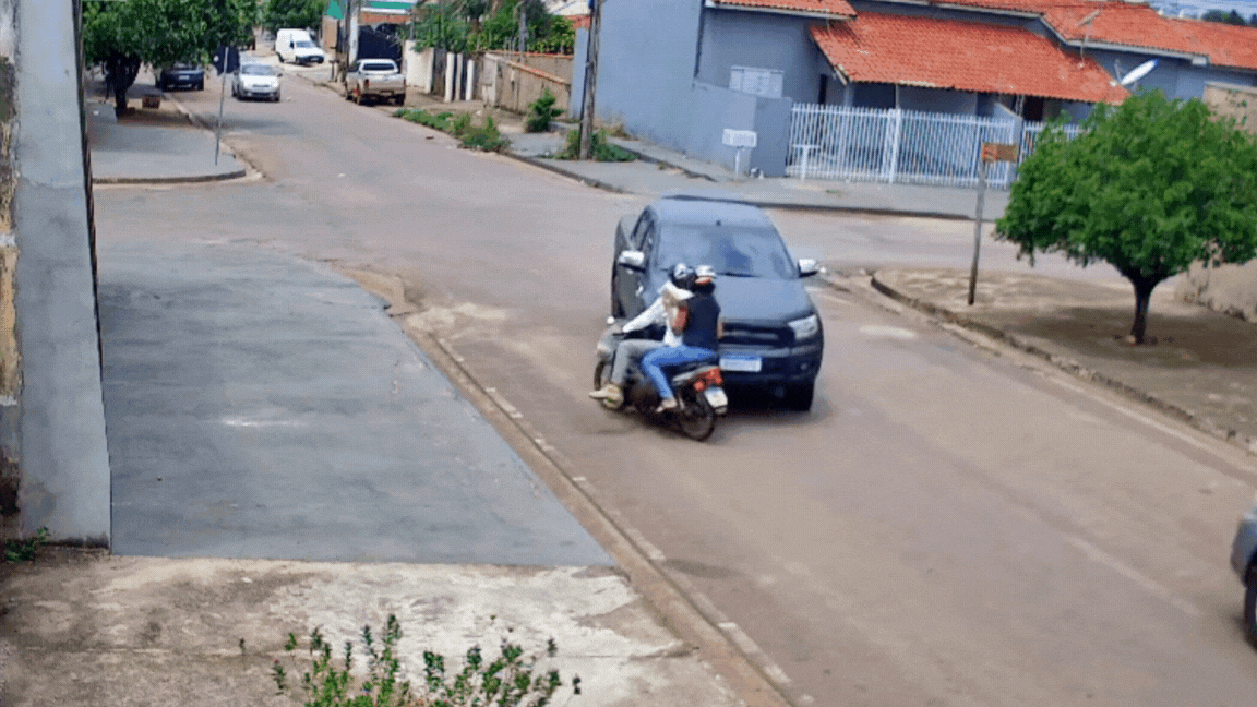 VÍDEO: policiais disfarçados derrubam e prendem condenado por matar casal de idosos em MT