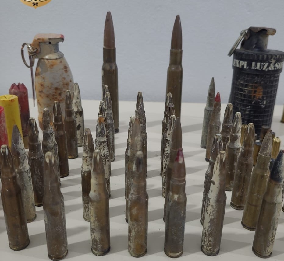 Granadas e munições de uso restrito das Forças Armadas são encontradas em casa de suspeito de furtos em SC