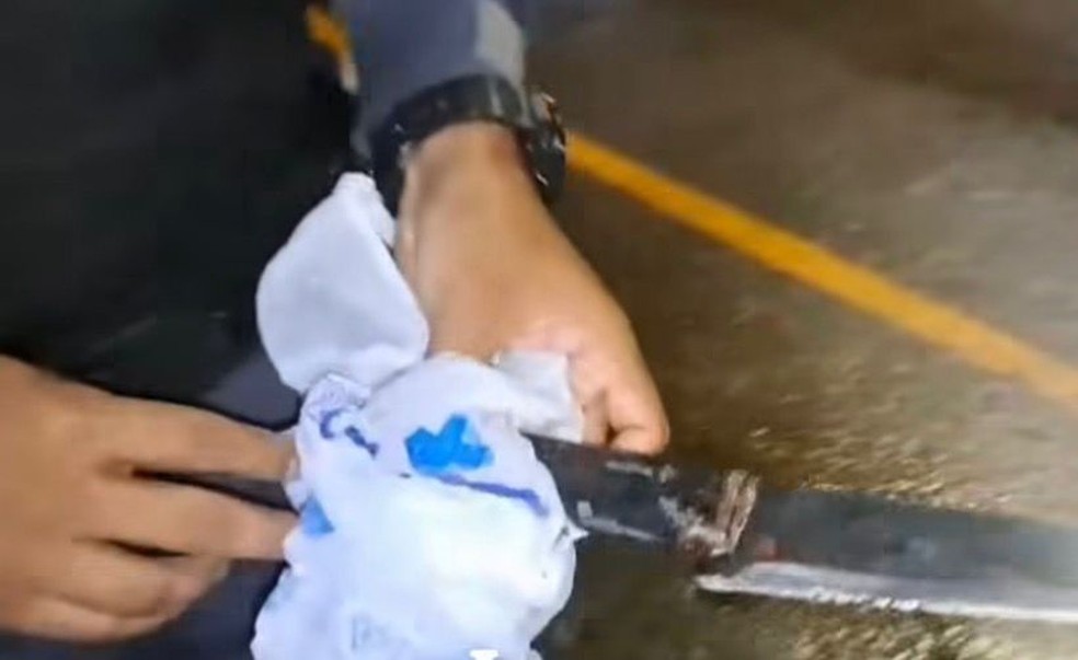 A faca usada para matar a vítima foi apreendida no local do crime. — Foto: Reprodução/Redes sociais