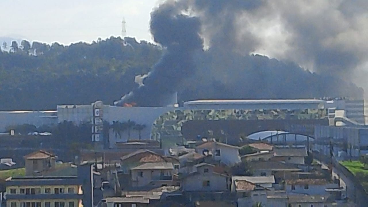 Incêndio atinge shopping na Grande Florianópolis 