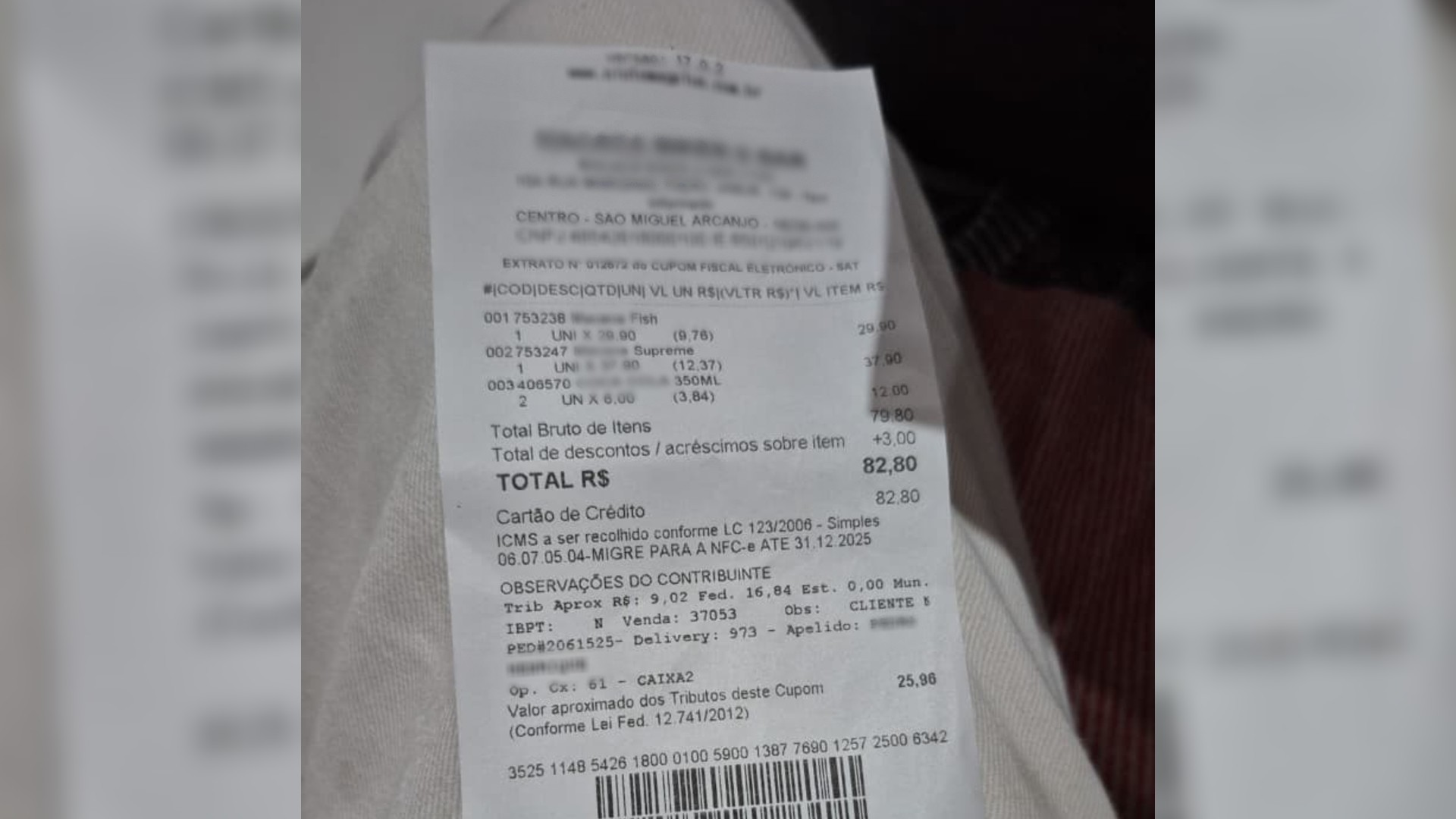 VÍDEO: criminosos fazem pedido falso a entregador, apontam arma e roubam moto no interior de SP