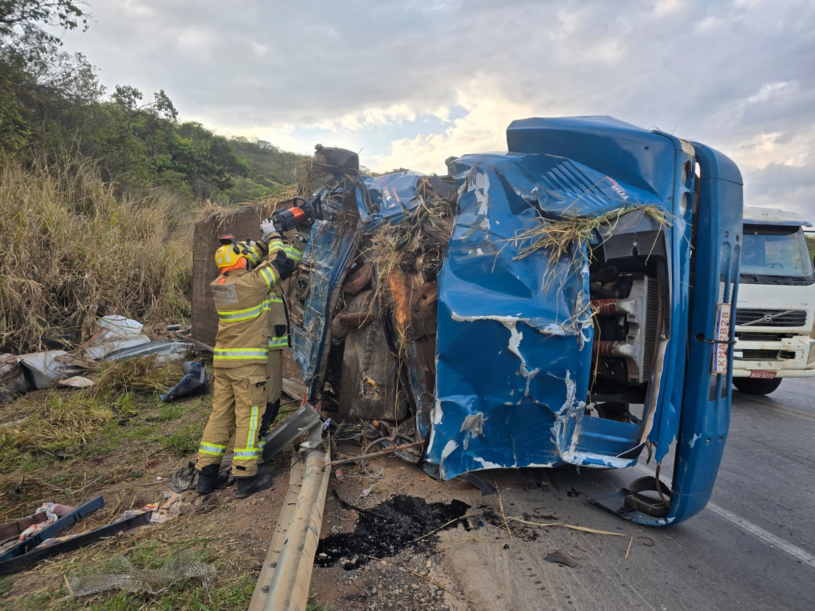 Após motorista morrer em acidente, latas de cerveja e comprimidos de rebite são encontrados em caminhão