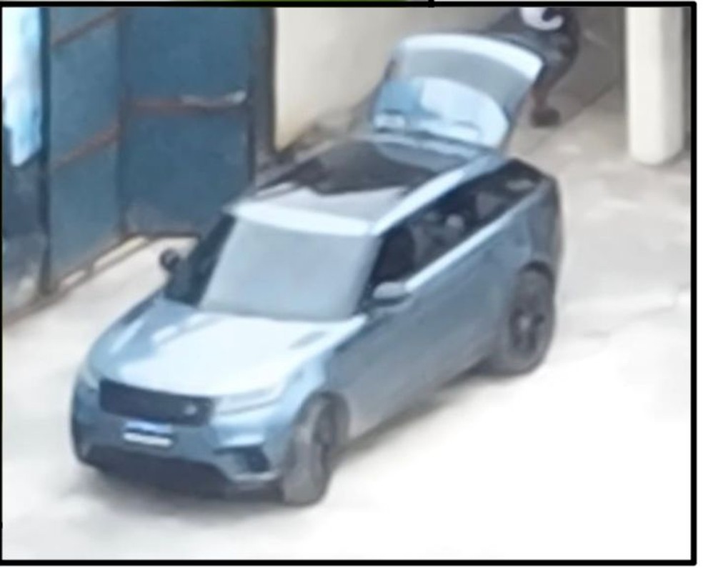 O Range Rover que, segundo a polícia, é utilizado pelo traficante Mangolê para percorrer ruas do Complexo da Maré — Foto: Reprodução