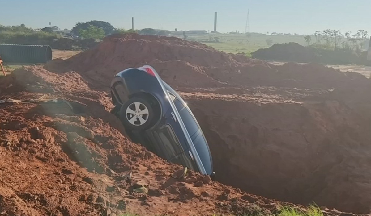 Carro cai em cratera aberta para obra de drenagem no Parque Primavera em Bauru 