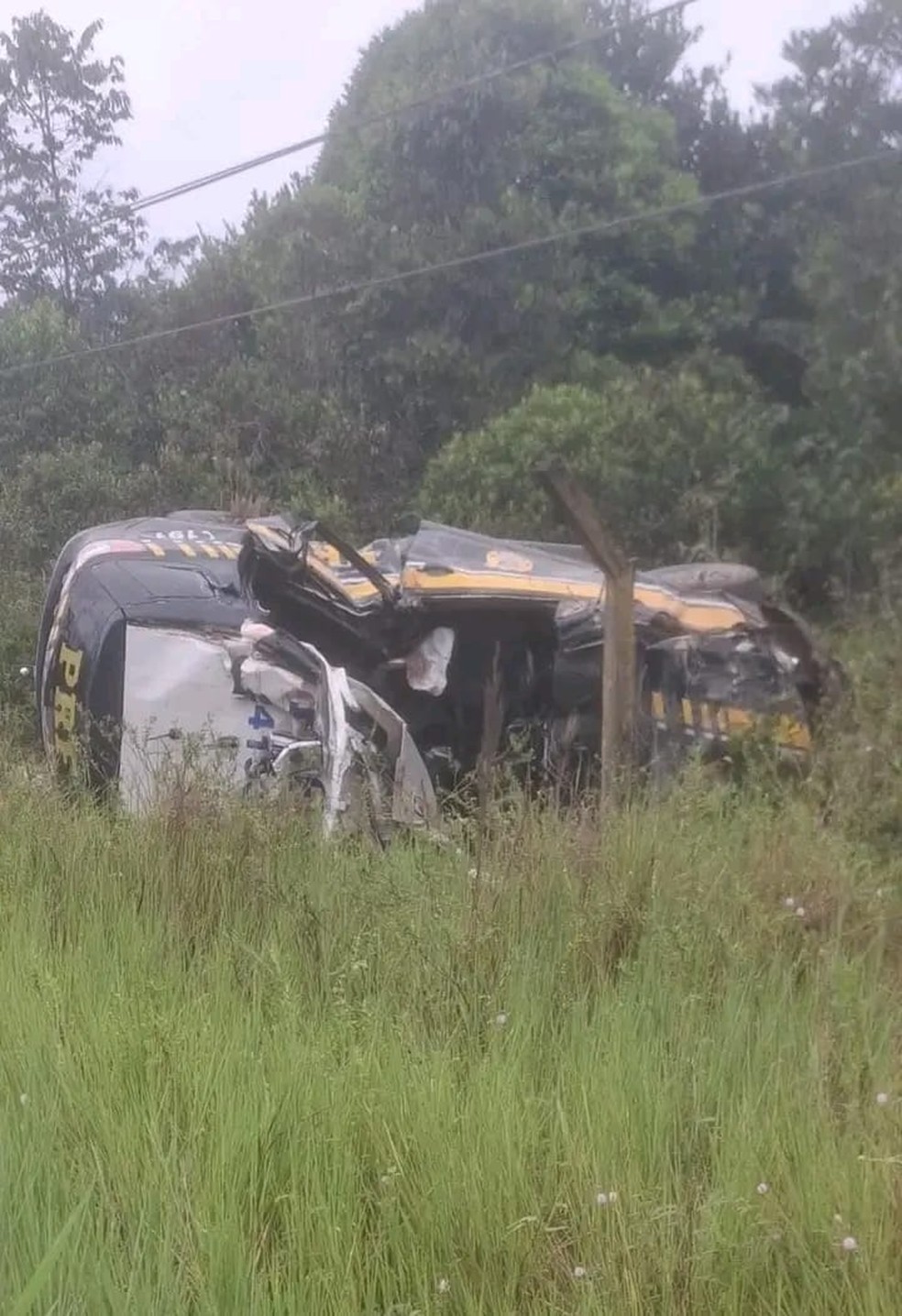 Viatura foi arremessada para fora da pista — Foto: Divulgação