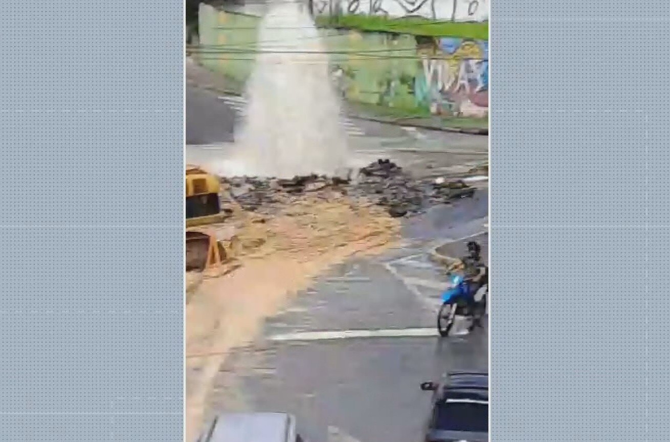 Vazamento no Recife tem água jorrando mais alto do que poste; VÍDEO