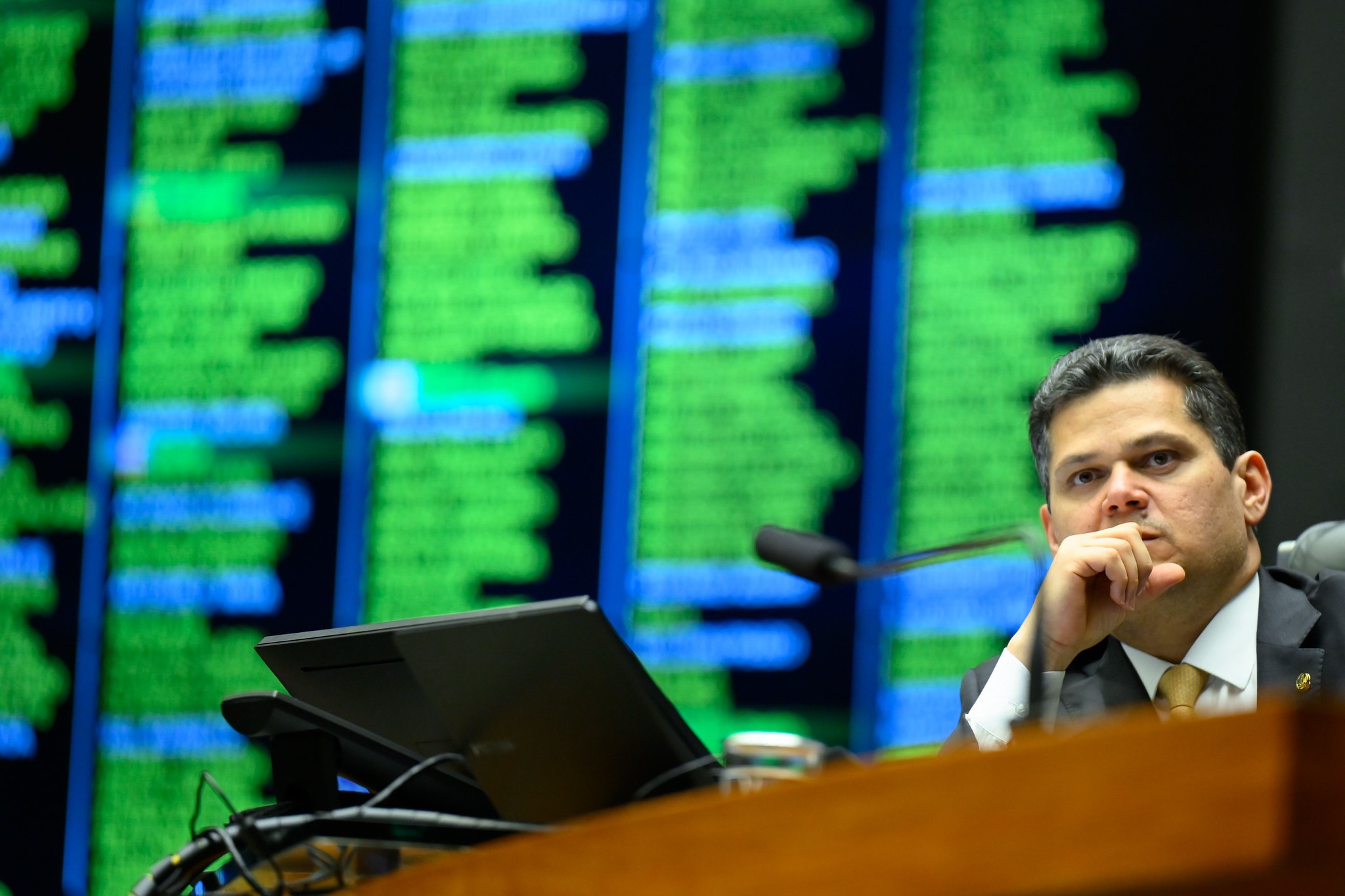 Após rejeição a indicação de Messias ao STF, Alcolumbre evita perguntas da imprensa: 'Vocês sabem de mais coisa do que eu' 