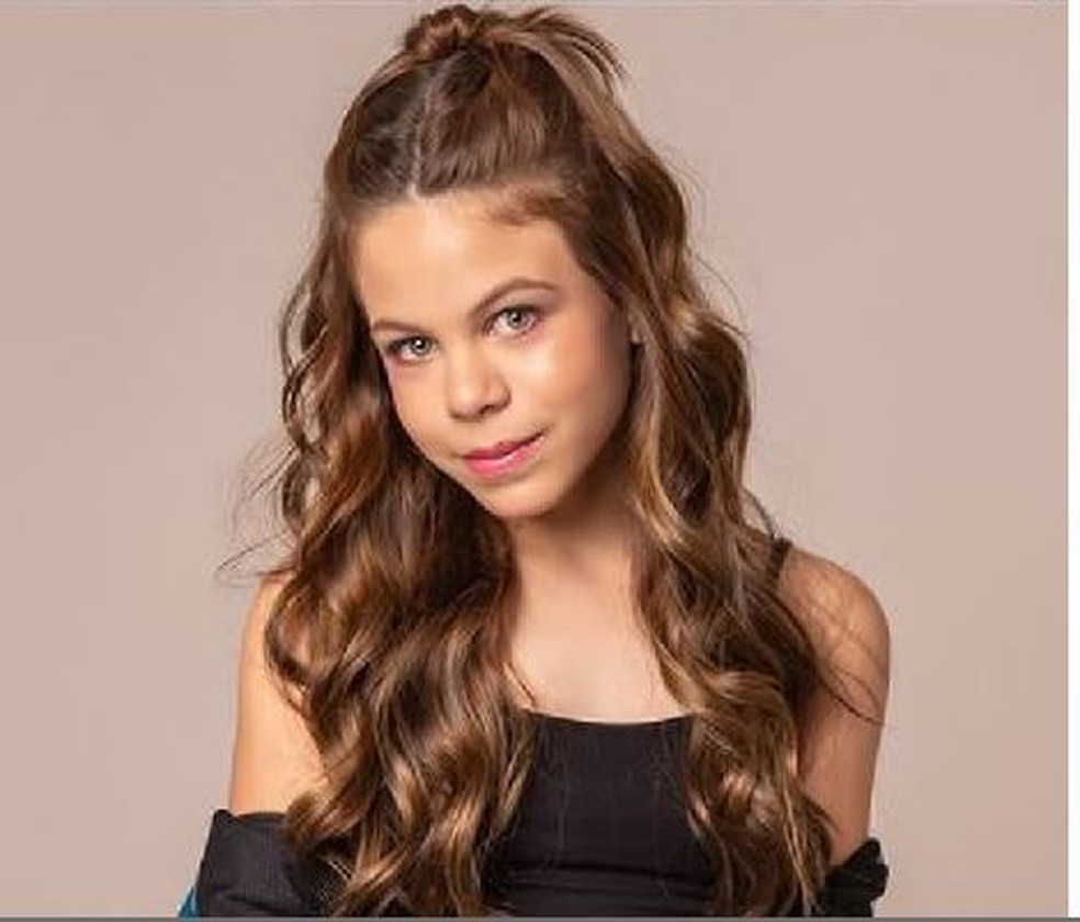 Millena Brandão tinha 11 anos; ao lado foto do exame onde seta do mouse circundada em vermelho mostra mancha suspeita de ser um tumor no cérebro da atriz, segundo a família — Foto: Reprodução/Divulgação