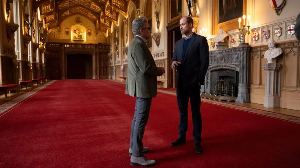 O ator e co-criador da série Schitt's Creek, Eugene Levy, recebeu uma visita guiada ao castelo de Windsor pelo Príncipe William. — Foto: AppleTV+/PA Media via BBC