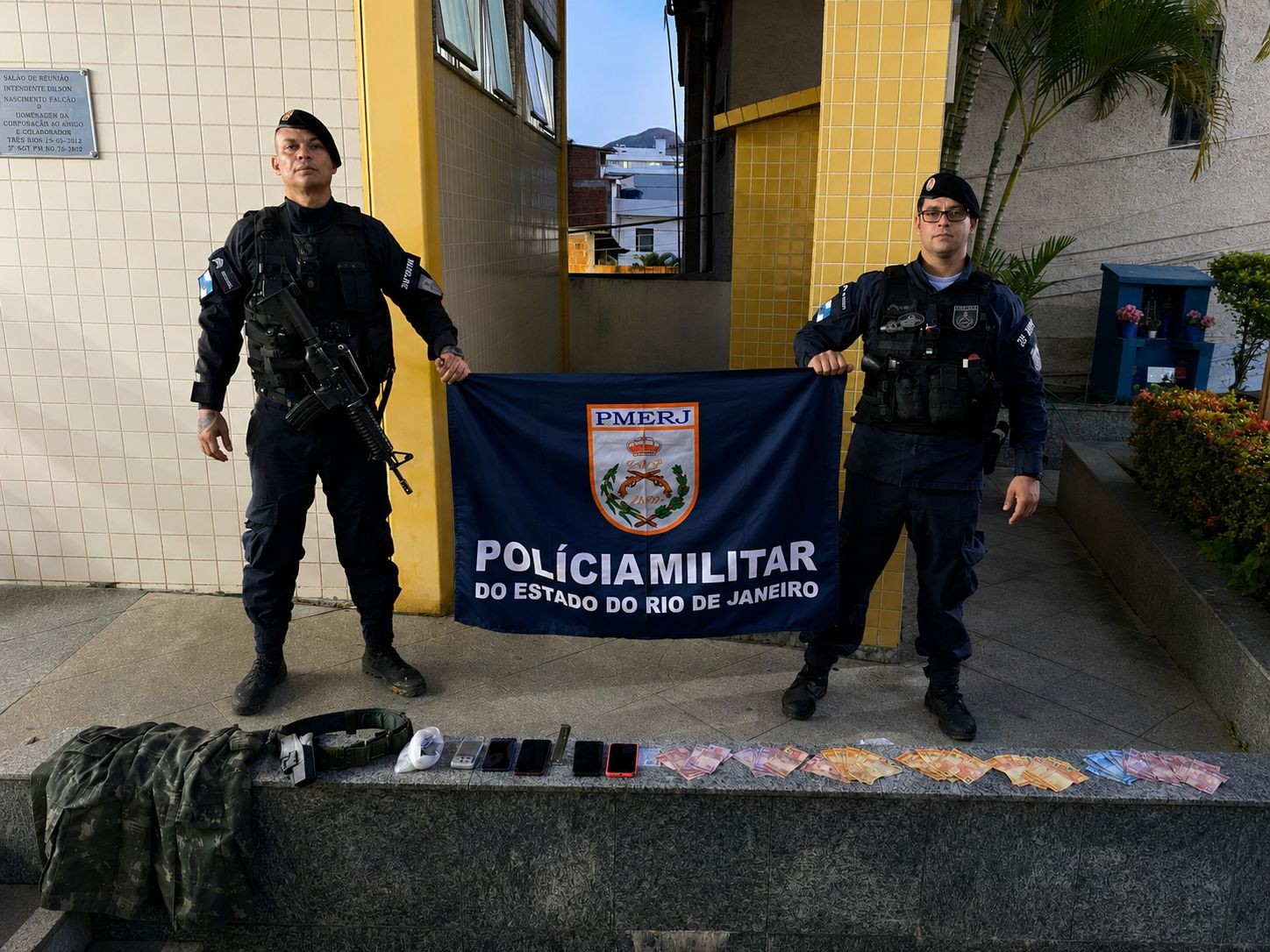 Dupla é presa e adolescente apreendido por suspeita de tráfico de drogas em Três Rios