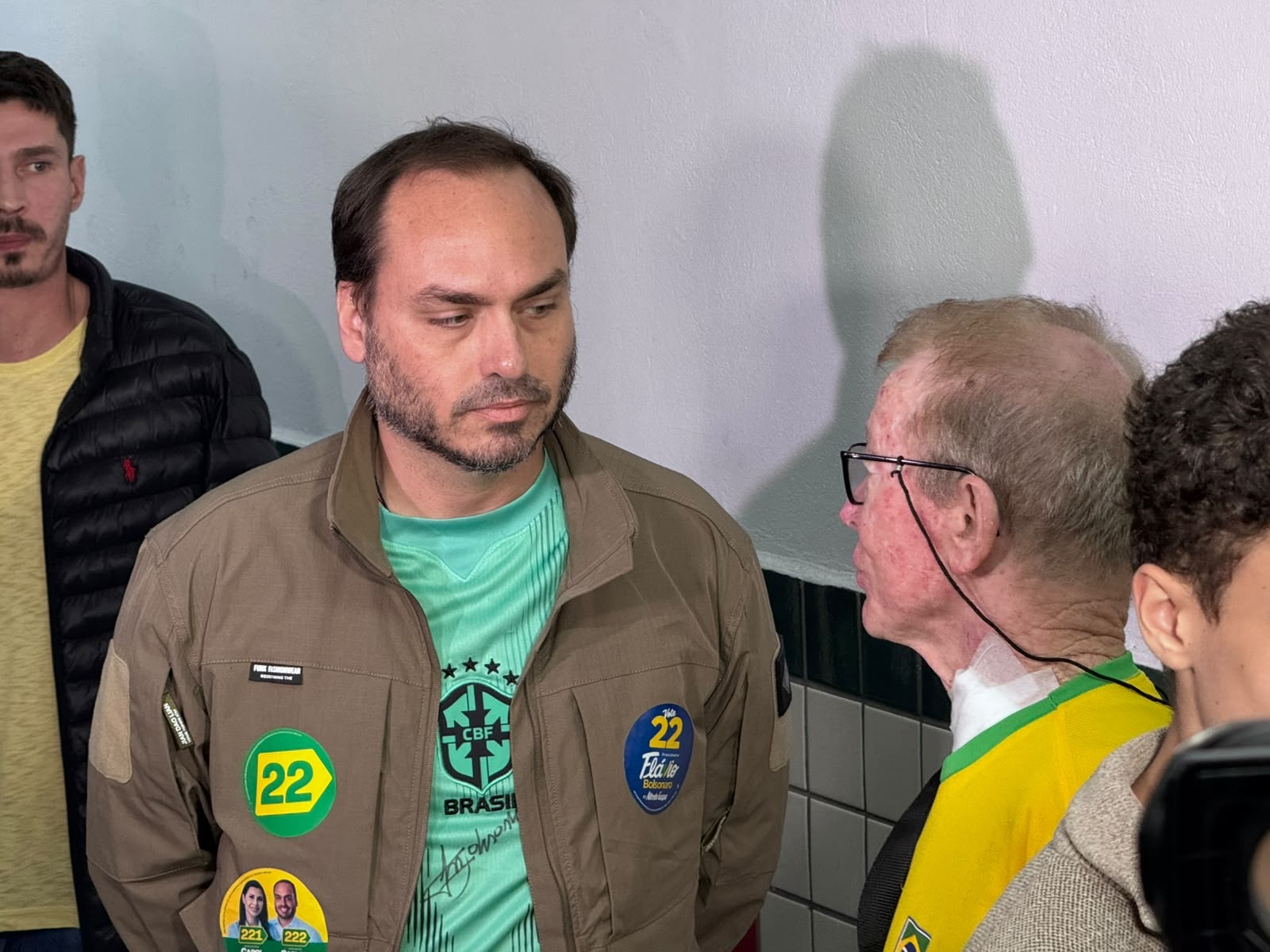 Carlos Bolsonaro (PL) vota em Florianópolis