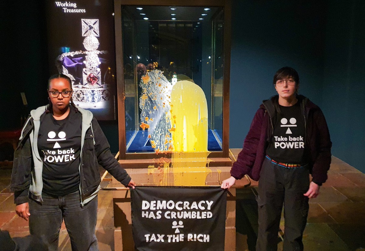 Quatro manifestantes são presos após jogarem bolo e creme inglês em vitrine de joias da coroa em Londres