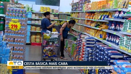 Consumidores buscam promoções e adotam estratégias para economizar na compra de alimentos