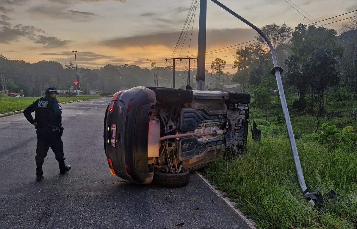 Carro capota após motorista desviar de cachorro em distrito de Belém