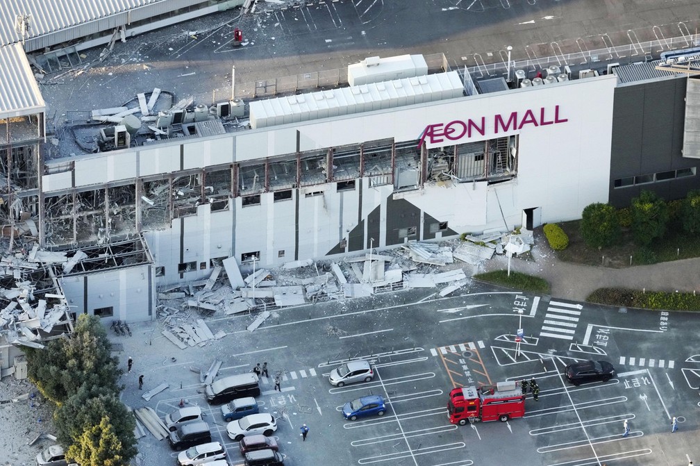Imagem aérea mostra o shopping Aeon Mall em Kashima, em Kumamoto, parcialmente destruído após terremoto de magnitude 7,1 atingir o sul do Japão em 28 de julho de 2026. — Foto: Kyodo via Reuters