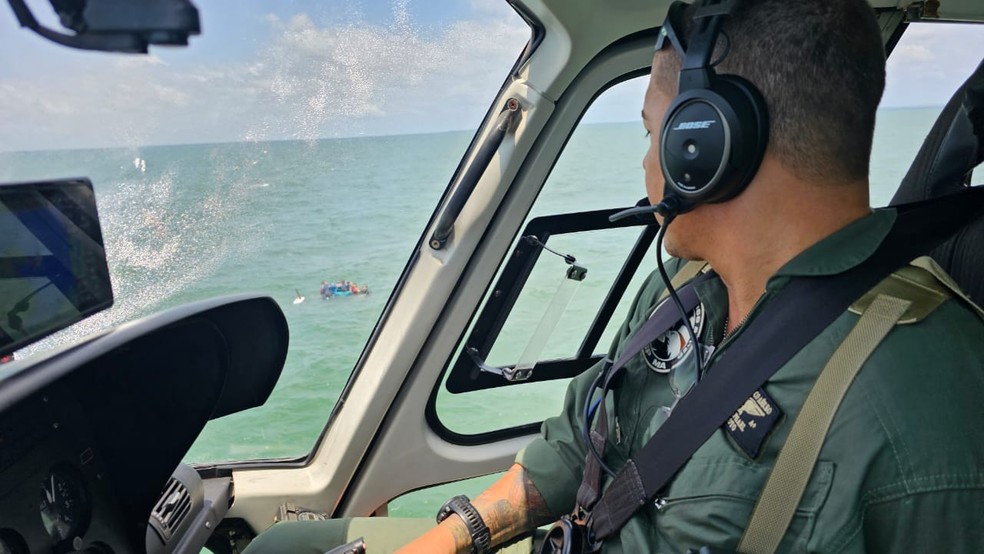 Equipe do CTA avistou tripulantes agarrados a uma caixa d'água' — Foto: Divulgação/CTA