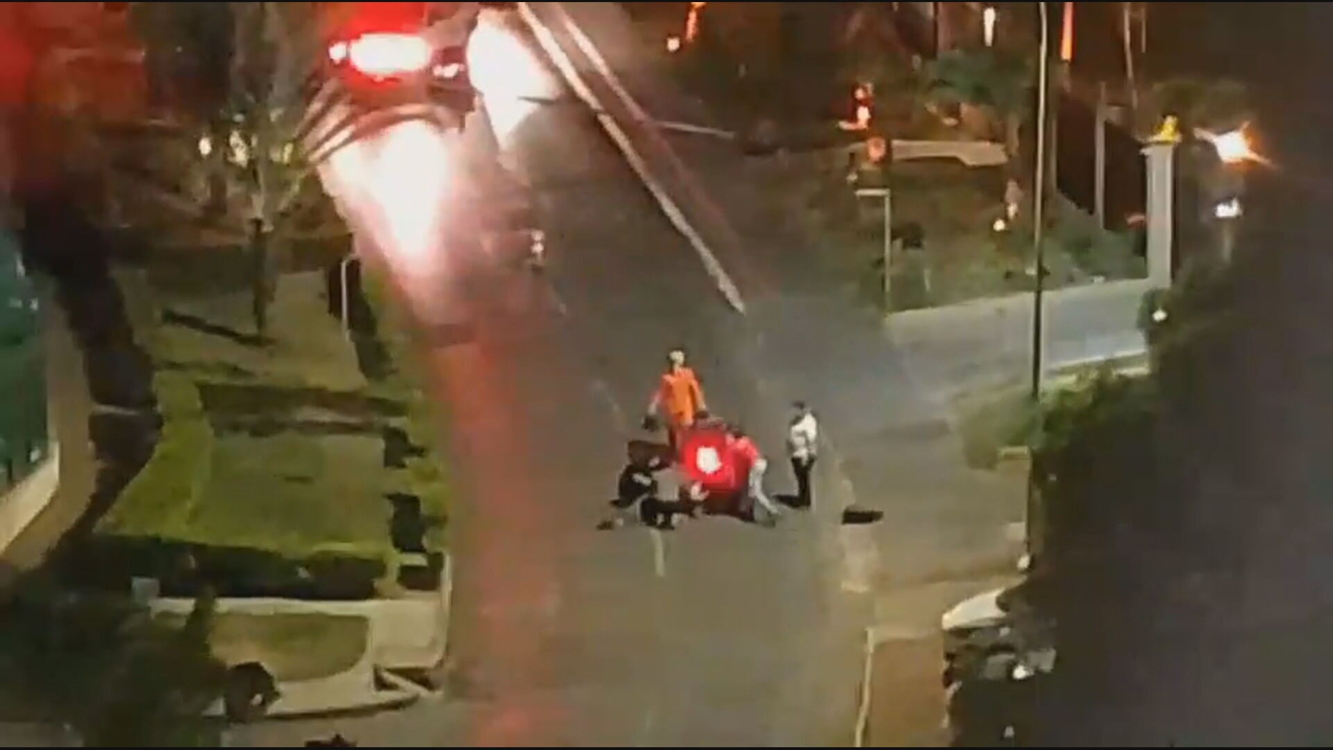 Motociclista fica ferido após bater em poste caído no DF