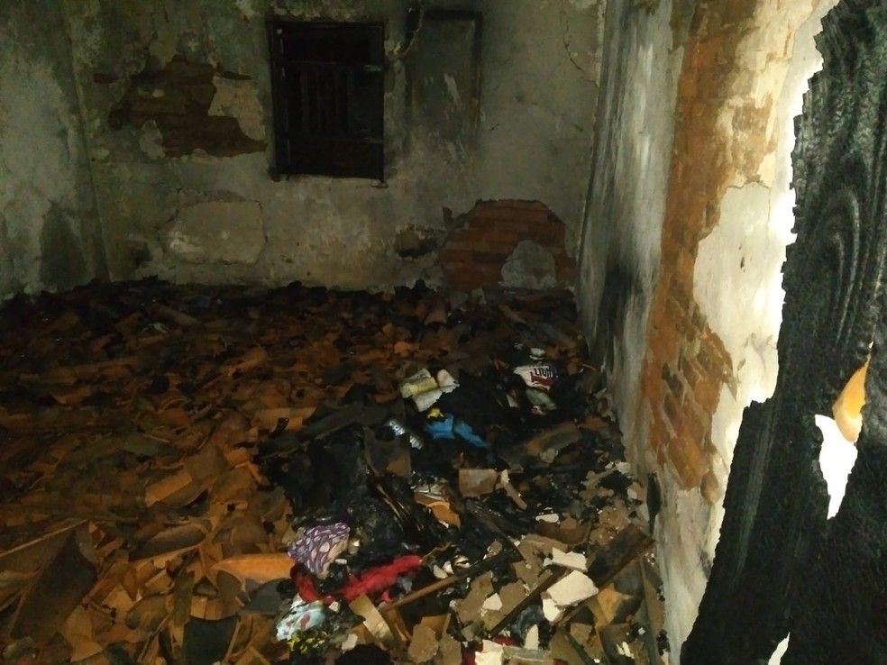 Idosa incendia própria casa ao tentar matar uma aranha. — Foto: Reprodução