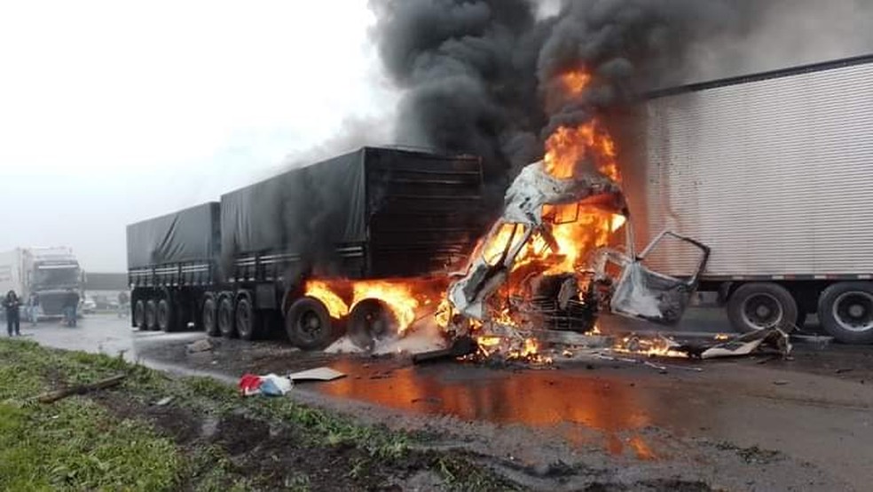 Acidente entre caminhões interdita faixa da BR-277, em Morretes - Massa News