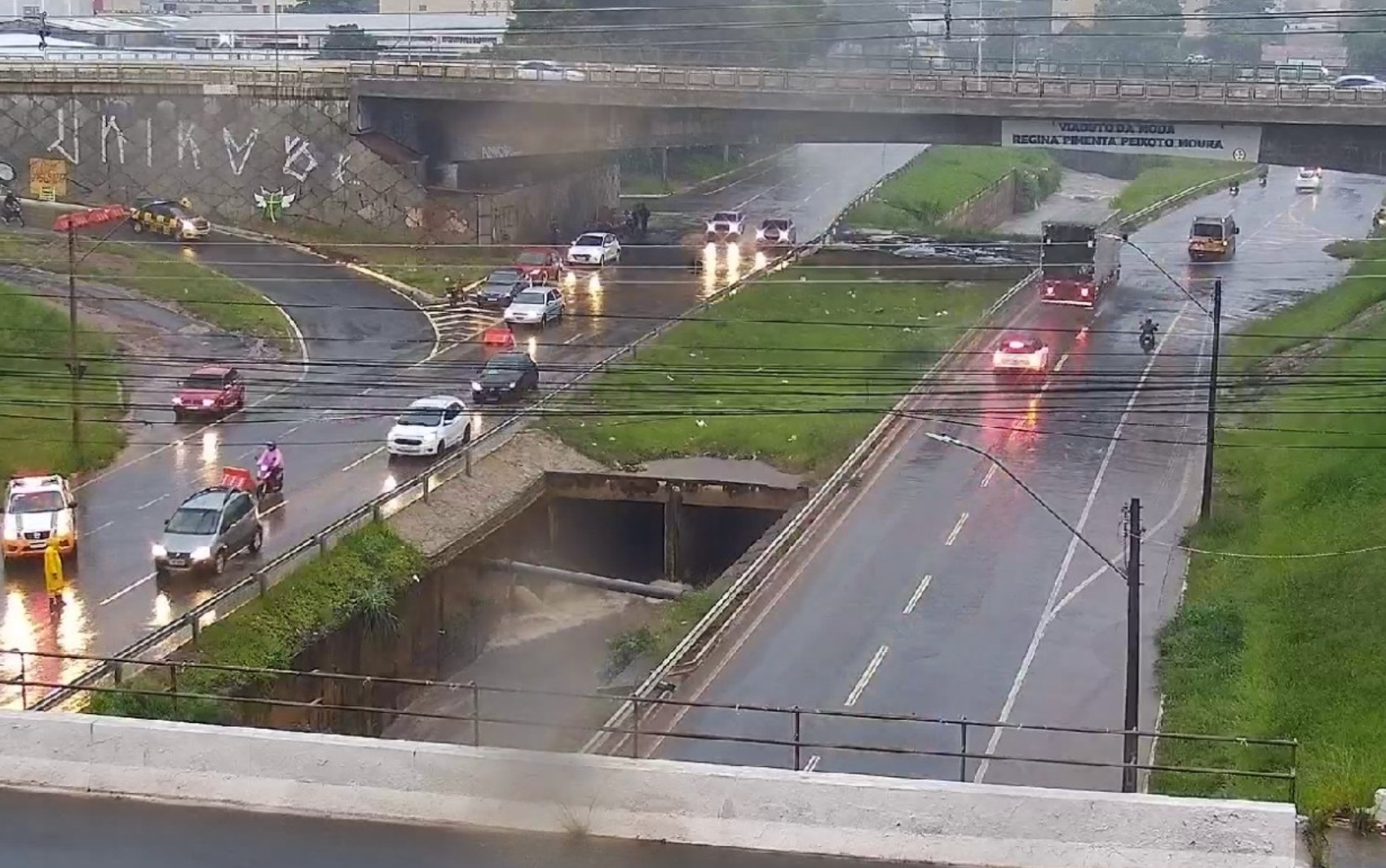 Chuva forte em Goiânia alaga ruas e causa bloqueios na Marginal Botafogo e ponte de avenida