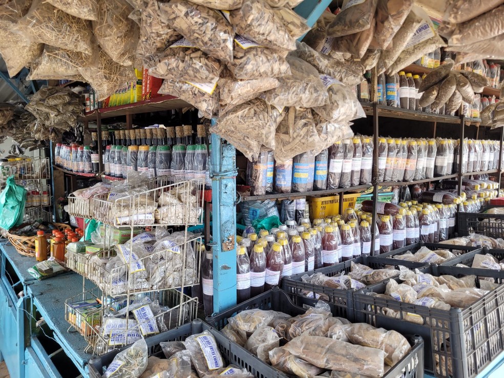 Temperos, óleos e garrafadas à venda no Rei das Ervas, no centro de Taguatinga, no DF — Foto: Fernanda Bastos/g1