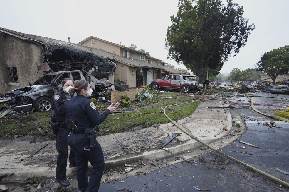 Autoridades de San Diego no local de queda de avião de pequeno porte em bairro de San Diego em 22 de maio de 2025. — Foto: AP Photo/Gregory Bull