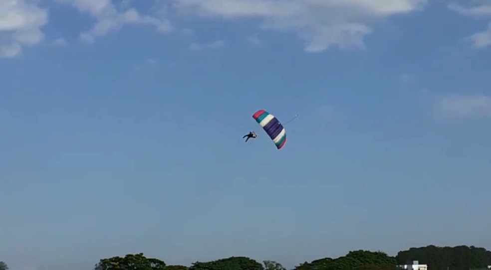 Vídeo mostra paraquedista caindo após paraquedas enrolar e não