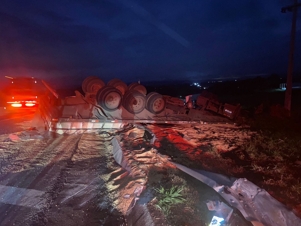 Caminhão com carga de soja tombou em Presidente Prudente (SP) — Foto: Aline Costa/TV Fronteira