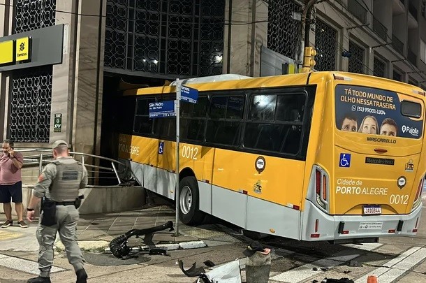 Motorista bate carro em ônibus e joga coletivo para dentro de agência bancária em Porto Alegre; veja VÍDEO