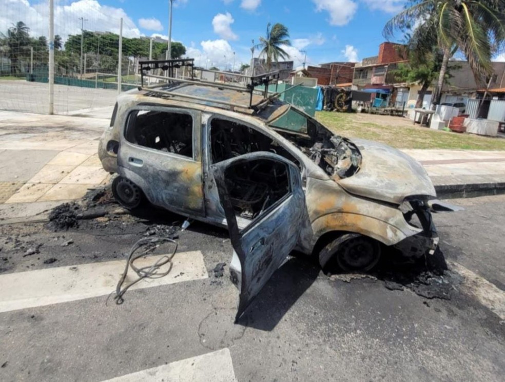 Outro carro da mesma empresa de internet foi incendiado no dia 22 de fevereiro deste ano, no Bairro Jacarecanga, em Fortaleza. — Foto: Arquivo pessoal