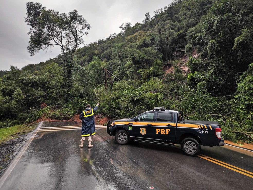 Bloqueio da BR-386, km 311, em Pouso Novo — Foto: Polícia Rodoviária Federal/Divulgação