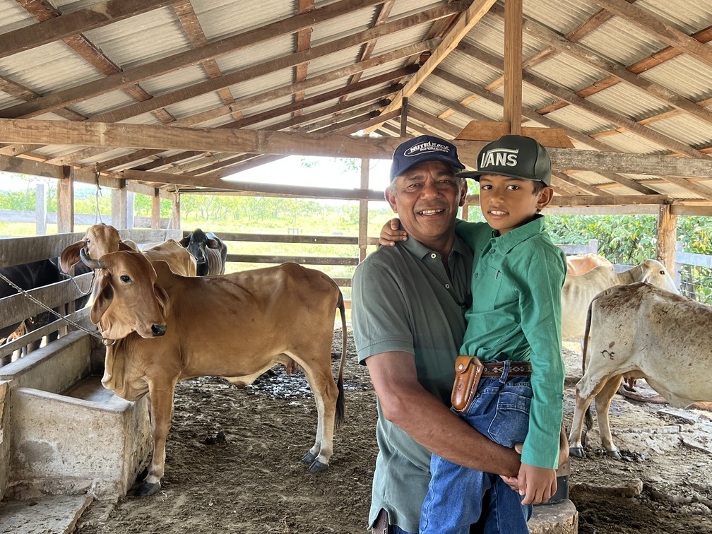 Sebastião e seu filho Sebastião Filho, na fazenda Bacabal, especializada em venda de queijo no município de Amajari, Norte de Roraima — Foto: Caíque Rodrigues/g1 RR