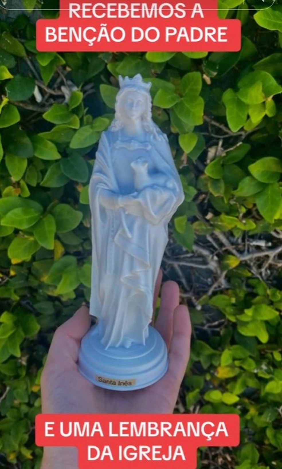 Casal recebeu a imagem de uma santa como lembrança da igreja — Foto: Redes sociais/ Reprodução