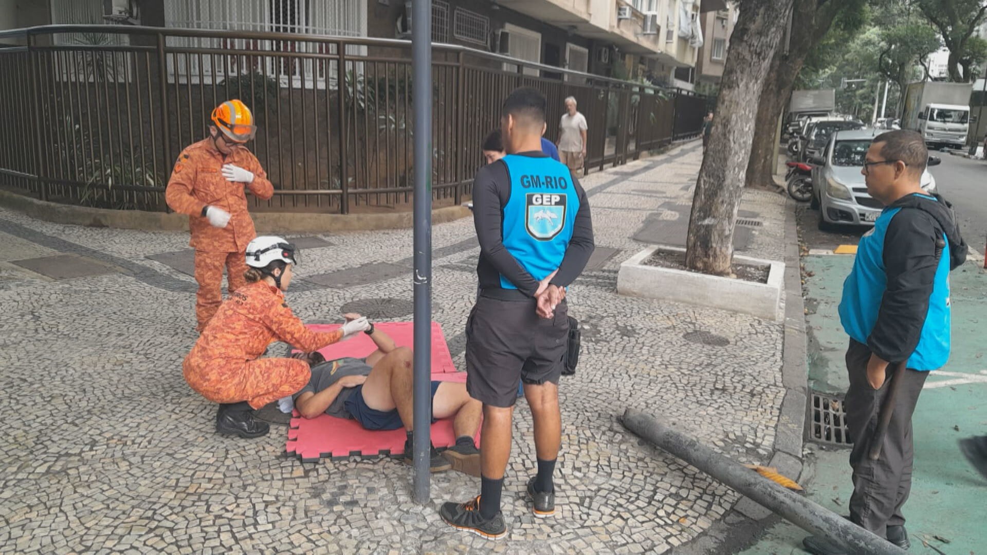 Queda de semáforo deixa uma pessoa ferida em Copacabana