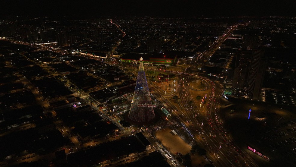 Árvore de Mirassol é acesa em Natal — Foto: Secom/Prefeitura de Natal