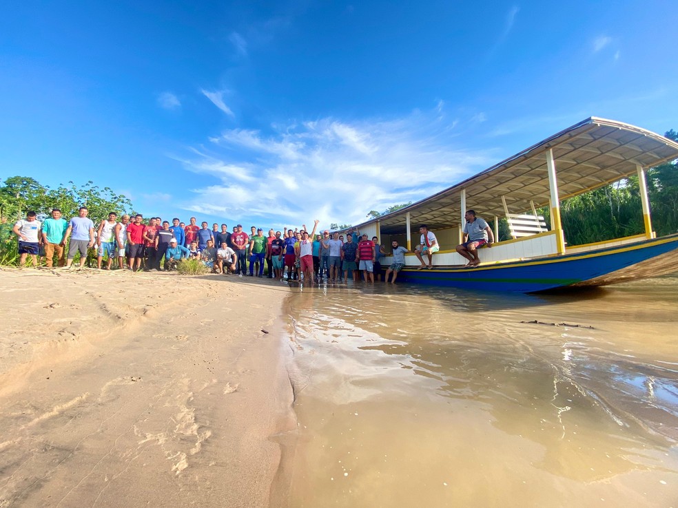 Moradores fizeram mutirão para empurrar balsa até o Rio Tarauacá — Foto: Kézio Araújo/Arquivo pessoal