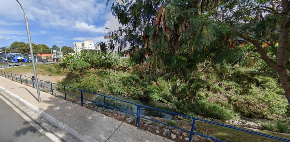 Corpo de homem assassinado a facadas é encontrado em córrego em Taubaté, SP