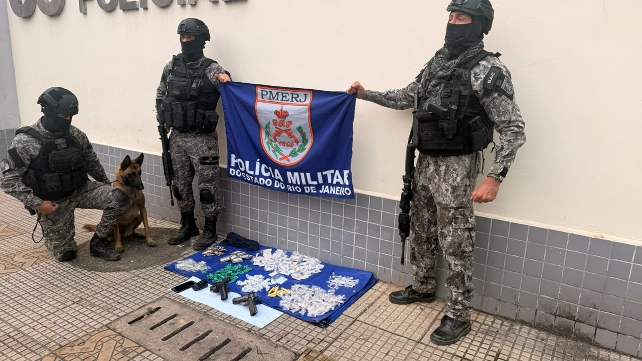 Três suspeitos são detidos com arma e drogas após confronto com a PM em Volta Redonda