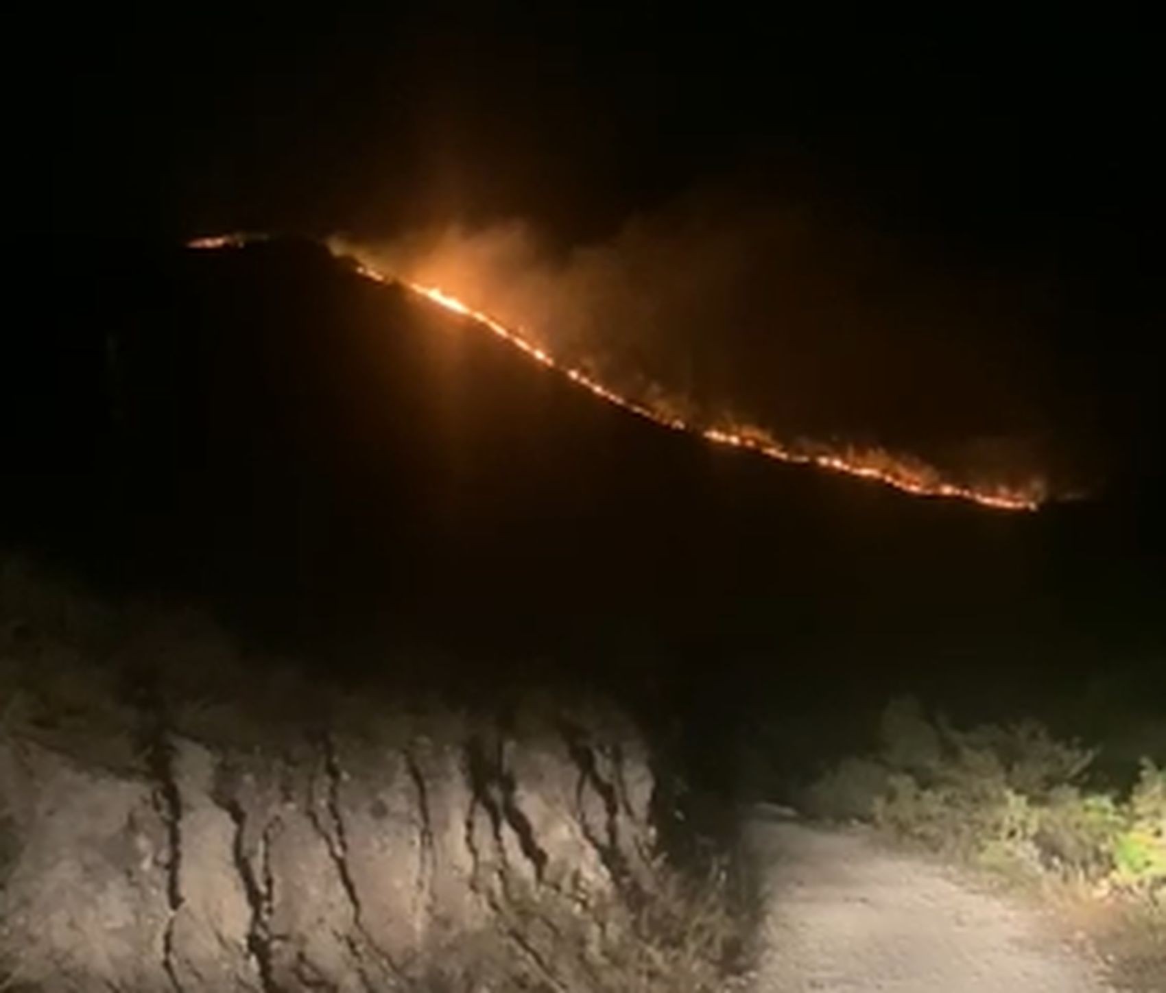 Incêndio atinge vegetação na Serra da Miaba em São Domingos