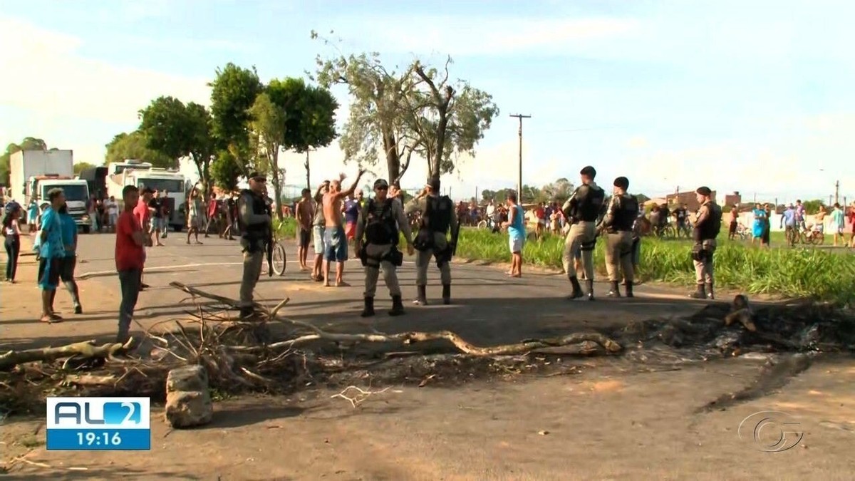 Protesto por falta de água em Rio Largo, AL, termina após 24 horas de bloqueio na BR-104