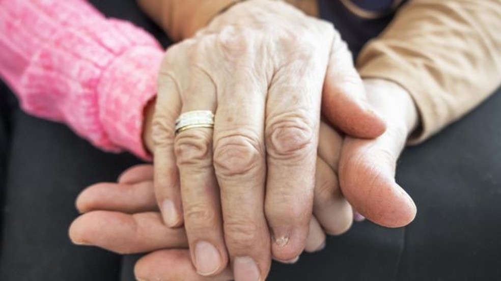 No Brasil, muitas avós carregam responsabilidade de cuidar ao mesmo tempo de netos e dos próprios pais — Foto: Getty Images via BBC