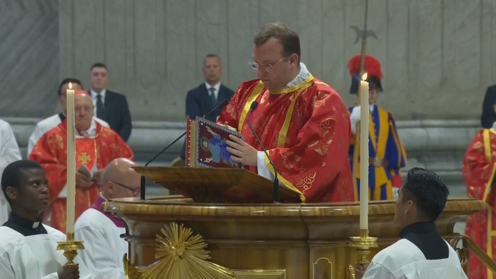 Clérigo do Vaticano manuseia livro dos Evangelhos durante missa que abriu conclave em 7 de maio de 2025. — Foto: Vaticano