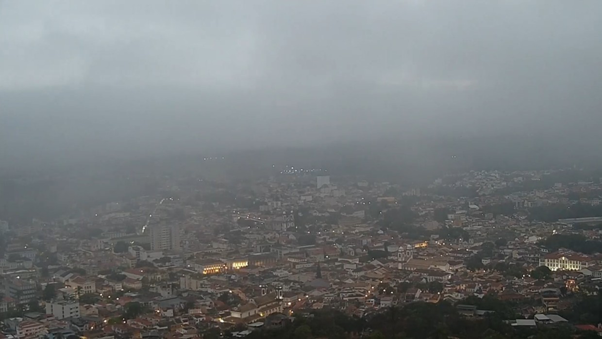 Defesa Civil emite alerta de chuva com raios e ventos em BH
