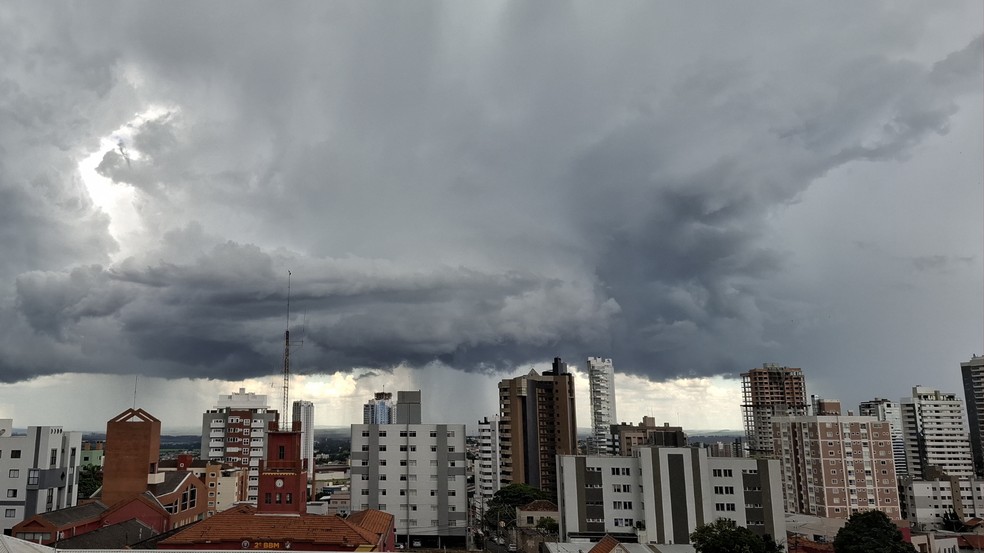 tempestade temporal chuva nuvem nuvens paraná pr céu — Foto: Lenita Borges