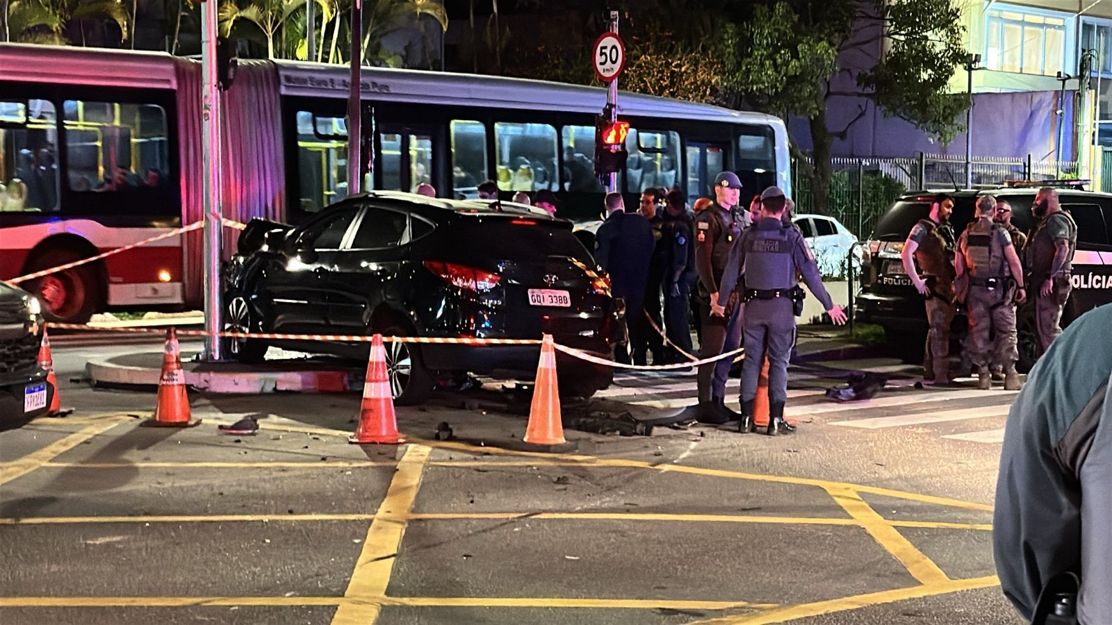 VÍDEO mostra quando ladrões deixam casa após roubo em área nobre de SP