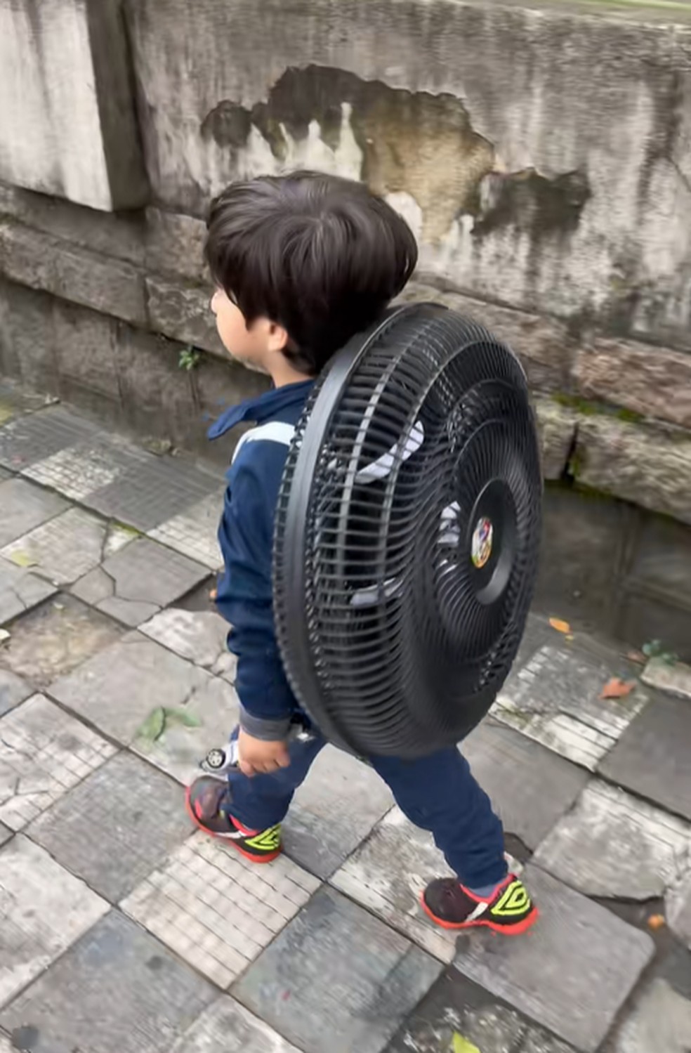 Mochila maluca: ventilador — Foto: Reprodução/Redes sociais