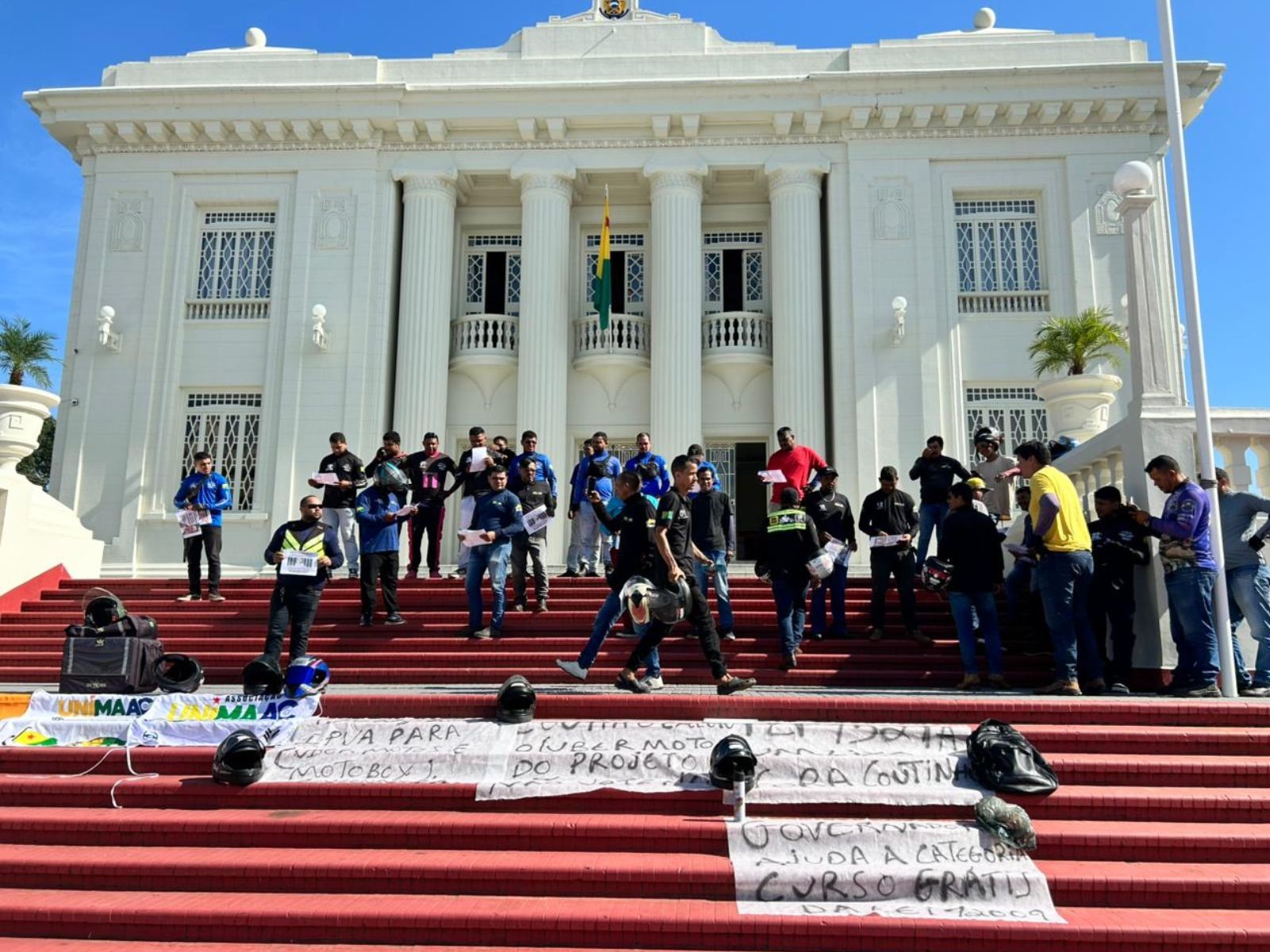 Motociclistas por aplicativo protestam em Rio Branco por cursos gratuitos e isenção de IPVA